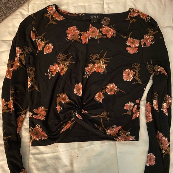 Black crop top with flowers tied in the front - Picture 1 of 2